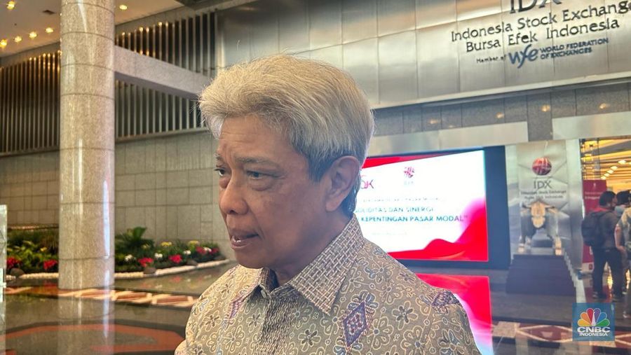 Komisaris Utama PT Amman Mineral Internasional Tbk. (AMMN) Agus Projosasmito ditemui setelah pertemuan Solidaritas dan Sinergi Pemangku Kepentingan Pemangku Pasar Modal di Bursa Efek Indonesia, Jakarta, Senin (3/3/2025). CNBC Indonesia/Zefanya Aprilia