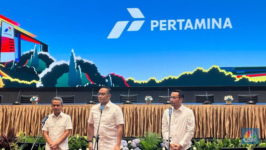 Konferensi Pers PT Pertamina (Persero) terkait kasus tata kelola minyak mentah dan produk kilang 2018-2023. Dari kiri ke kanan: Wakil Dirut Pertamina Wiko Migantoro, Dirut Pertamina Simon Aloysius Mantiri, dan Direktur Pemasaran Regional Pertamina Patra Niaga Mars Ega Legowo Putra. (CNBC Indonesia/Firda Dwi Muliawati)