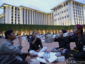 Warga Girang Bukber di Istiqlal: Dapat Siraman Rohani-Menu Makanan Bergizi