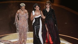 Video: Lisa, Doja Cat dan RAYE Bawakan Tribut untuk James Bond di Oscar