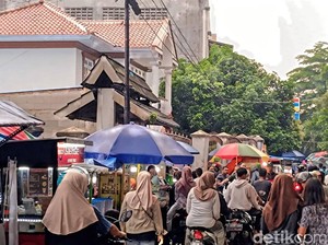 Desak-desakan Demi Seporsi Gorengan dan Es Buah di Palabuhanratu
