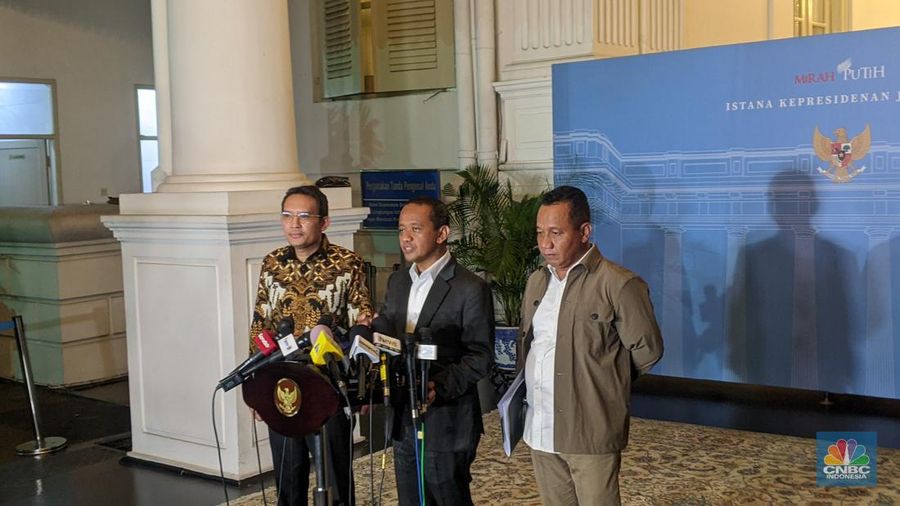 Menteri ESDM Bahlil Lahadalia menyampaikan keterangan pers usai rapat terbatas mengenai hilirisasi bersama Presiden Prabowo Subianto di Istana Negara, Jakarta, Senin (3/3/2025) malam.