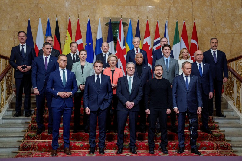 Para pemimpin dan perwakilan negara-negara Eropa, Turki, dan Kanada bergabung dengan Perdana Menteri Inggris Keir Starmer dan Presiden Ukraina Volodymyr Zelenskiy untuk berfoto bersama sebelum pertemuan puncak di London pada hari Minggu (2/2/2025). (NTB/Javad Parsa/via REUTERS)