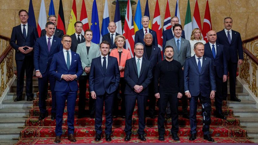 Para pemimpin dan perwakilan negara-negara Eropa, Turki, dan Kanada bergabung dengan Perdana Menteri Inggris Keir Starmer dan Presiden Ukraina Volodymyr Zelenskiy untuk berfoto bersama sebelum pertemuan puncak di London pada hari Minggu (2/2/2025). (NTB/Javad Parsa/via REUTERS)