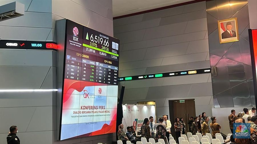 Pelaku Pasar Modal Solid, IHSG Langsung Terbang 4%. (CNBC Indonesia/Wahyu Daniel)