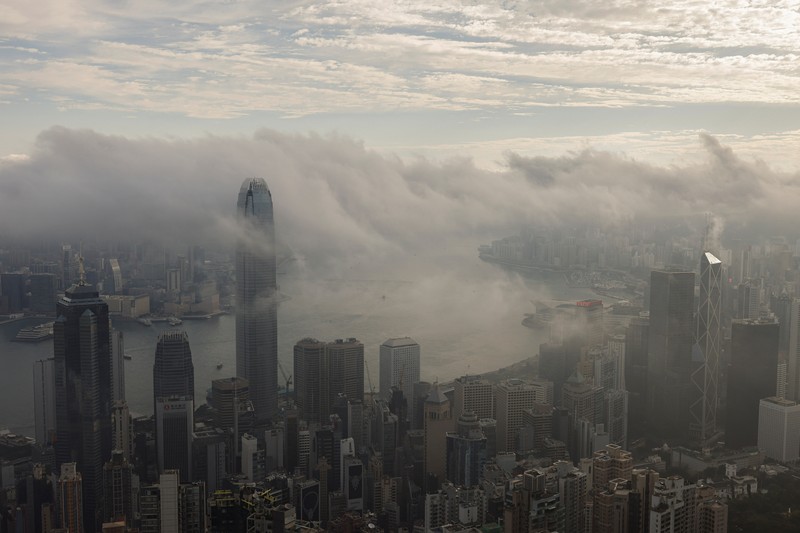 Pemandangan gedung pencakar langit dan gedung, termasuk Bank of China Tower dan Cheung Kong Center, diselimuti kabut di Hong Kong, China, 3 Maret 2025. (REUTERS/Tyrone Siu)