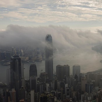 Potret Hong Kong 'Menghilang' Ditelan Kabut Tebal, Warga Panik