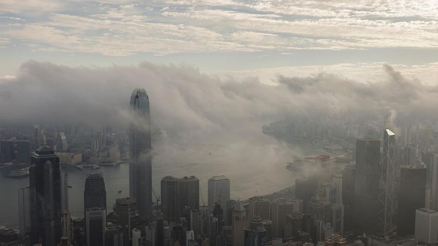 Pemandangan gedung pencakar langit dan gedung, termasuk Bank of China Tower dan Cheung Kong Center, diselimuti kabut di Hong Kong, China, 3 Maret 2025. (REUTERS/Tyrone Siu)