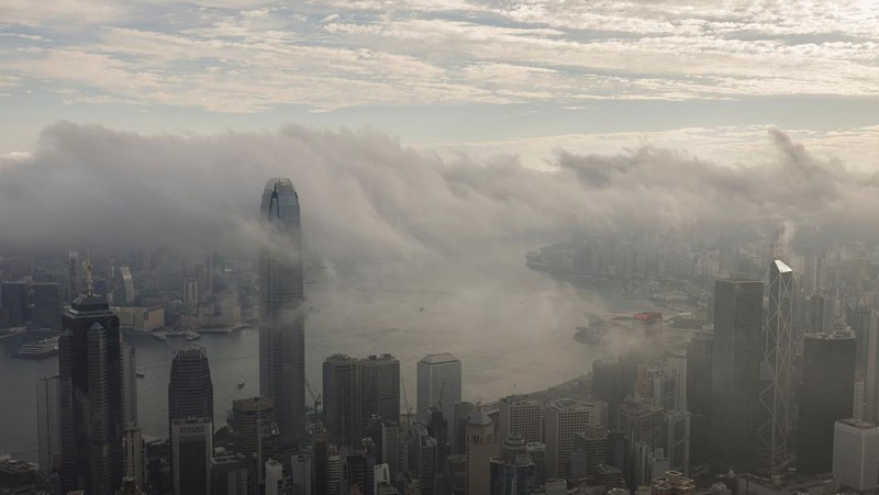 Pemandangan gedung pencakar langit dan gedung, termasuk Bank of China Tower dan Cheung Kong Center, diselimuti kabut di Hong Kong, China, 3 Maret 2025. (REUTERS/Tyrone Siu)