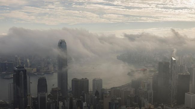 Potret Hong Kong 'Menghilang' Ditelan Kabut Tebal, Warga Panik
