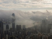 Potret Hong Kong 'Menghilang' Ditelan Kabut Tebal, Warga Panik