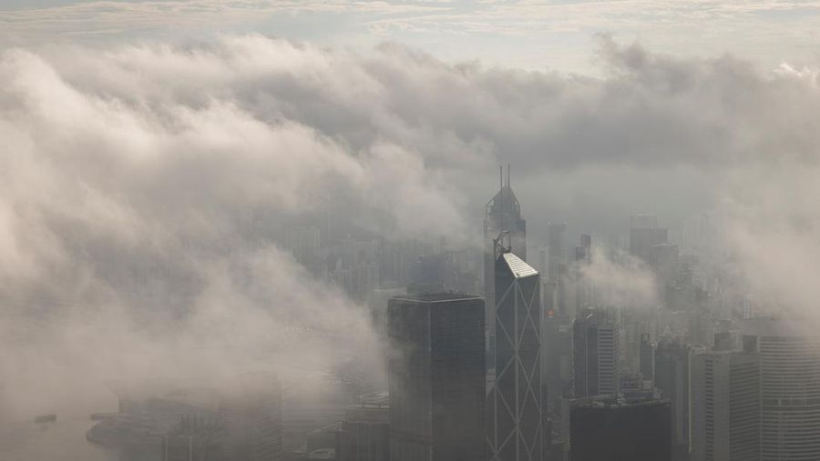 Pemandangan gedung pencakar langit dan gedung, termasuk Bank of China Tower dan Cheung Kong Center, diselimuti kabut di Hong Kong, China, 3 Maret 2025. (REUTERS/Tyrone Siu)