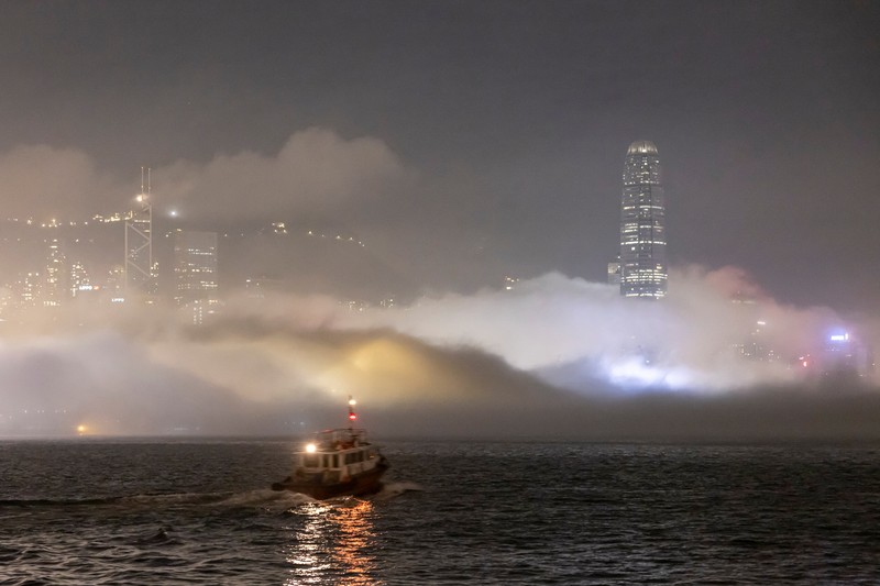Pemandangan gedung pencakar langit dan gedung, termasuk Bank of China Tower dan Cheung Kong Center, diselimuti kabut di Hong Kong, China, 3 Maret 2025. (REUTERS/Tyrone Siu)