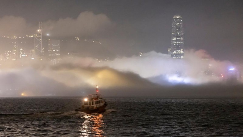 Pemandangan gedung pencakar langit dan gedung, termasuk Bank of China Tower dan Cheung Kong Center, diselimuti kabut di Hong Kong, China, 3 Maret 2025. (REUTERS/Tyrone Siu)