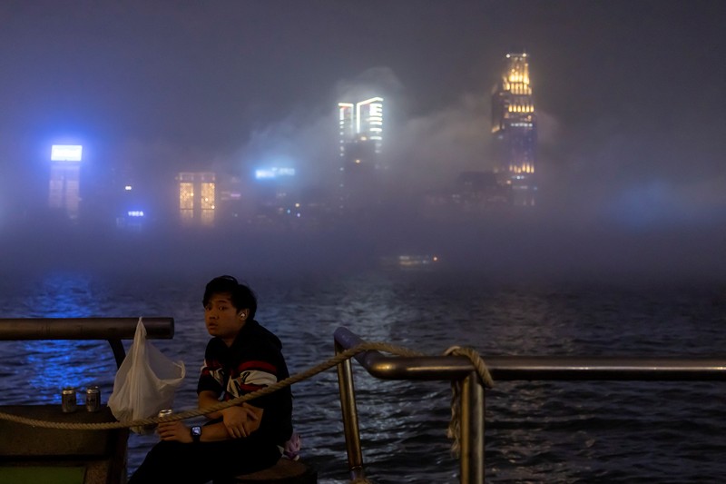 Pemandangan gedung pencakar langit dan gedung, termasuk Bank of China Tower dan Cheung Kong Center, diselimuti kabut di Hong Kong, China, 3 Maret 2025. (REUTERS/Tyrone Siu)