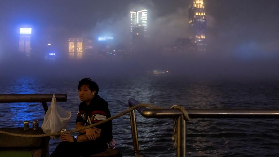 Pemandangan gedung pencakar langit dan gedung, termasuk Bank of China Tower dan Cheung Kong Center, diselimuti kabut di Hong Kong, China, 3 Maret 2025. (REUTERS/Tyrone Siu)