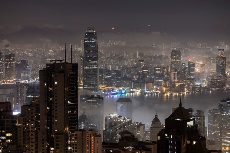 Pemandangan gedung pencakar langit dan gedung, termasuk Bank of China Tower dan Cheung Kong Center, diselimuti kabut di Hong Kong, China, 3 Maret 2025. (REUTERS/Tyrone Siu)
