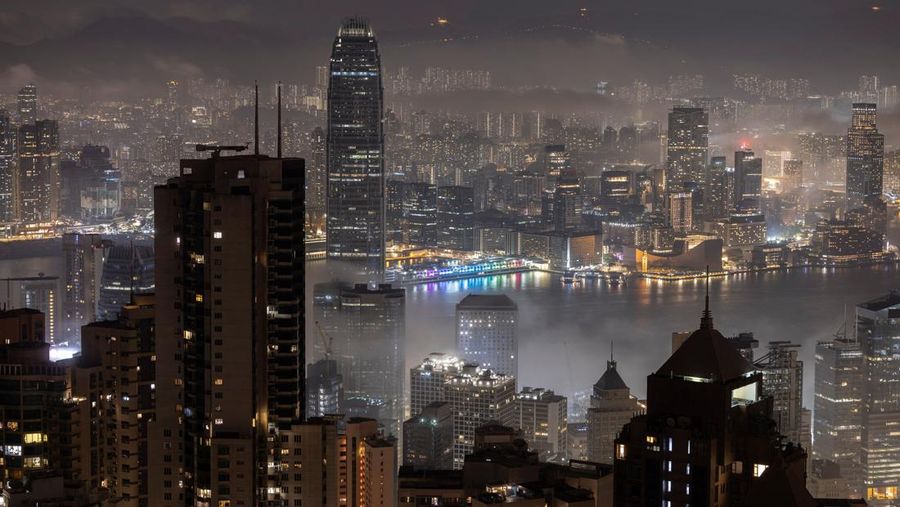 Pemandangan gedung pencakar langit dan gedung, termasuk Bank of China Tower dan Cheung Kong Center, diselimuti kabut di Hong Kong, China, 3 Maret 2025. (REUTERS/Tyrone Siu)