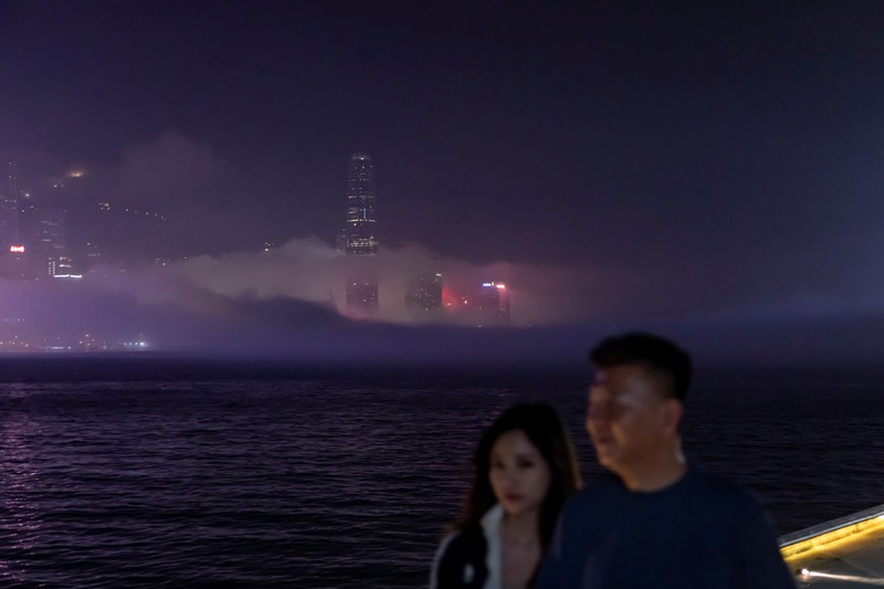 Pemandangan gedung pencakar langit dan gedung, termasuk Bank of China Tower dan Cheung Kong Center, diselimuti kabut di Hong Kong, China, 3 Maret 2025. (REUTERS/Tyrone Siu)