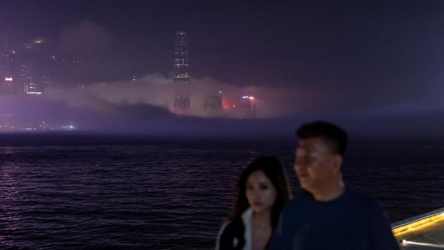Pemandangan gedung pencakar langit dan gedung, termasuk Bank of China Tower dan Cheung Kong Center, diselimuti kabut di Hong Kong, China, 3 Maret 2025. (REUTERS/Tyrone Siu)