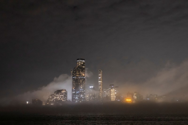Pemandangan gedung pencakar langit dan gedung, termasuk Bank of China Tower dan Cheung Kong Center, diselimuti kabut di Hong Kong, China, 3 Maret 2025. (REUTERS/Tyrone Siu)