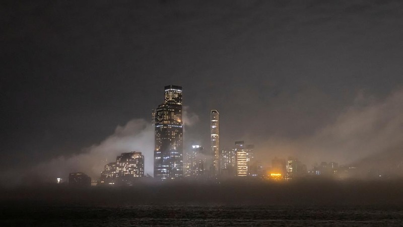Pemandangan gedung pencakar langit dan gedung, termasuk Bank of China Tower dan Cheung Kong Center, diselimuti kabut di Hong Kong, China, 3 Maret 2025. (REUTERS/Tyrone Siu)