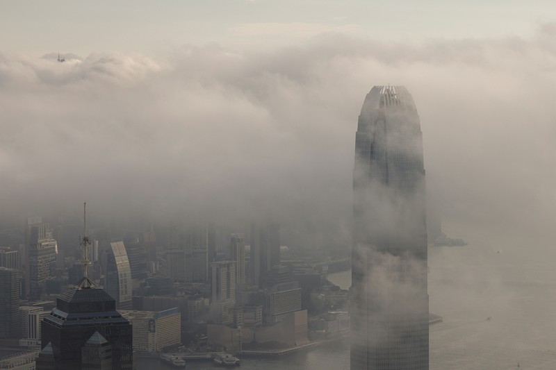 Pemandangan gedung pencakar langit dan gedung, termasuk Bank of China Tower dan Cheung Kong Center, diselimuti kabut di Hong Kong, China, 3 Maret 2025. (REUTERS/Tyrone Siu)