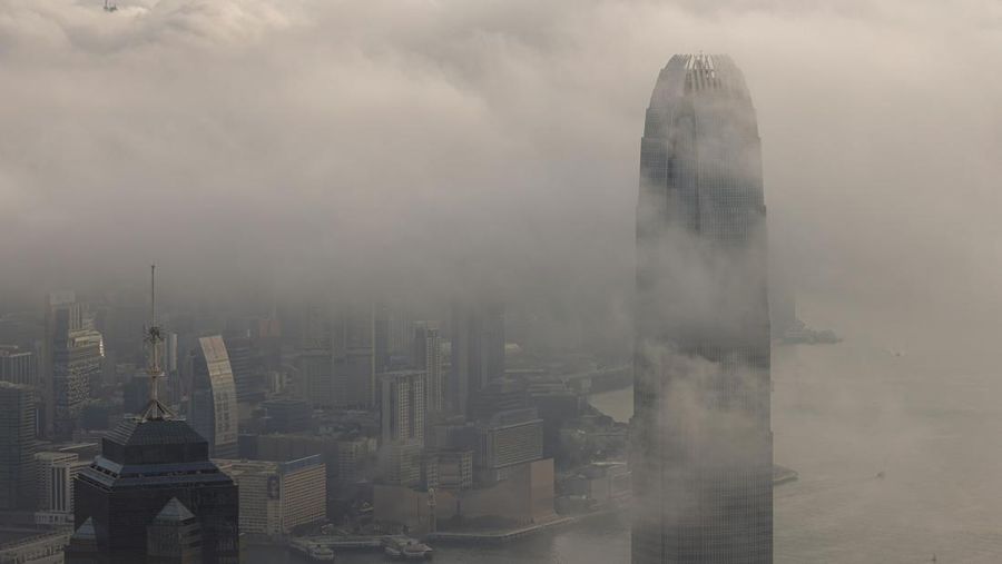 Pemandangan gedung pencakar langit dan gedung, termasuk Bank of China Tower dan Cheung Kong Center, diselimuti kabut di Hong Kong, China, 3 Maret 2025. (REUTERS/Tyrone Siu)