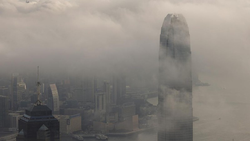 Pemandangan gedung pencakar langit dan gedung, termasuk Bank of China Tower dan Cheung Kong Center, diselimuti kabut di Hong Kong, China, 3 Maret 2025. (REUTERS/Tyrone Siu)