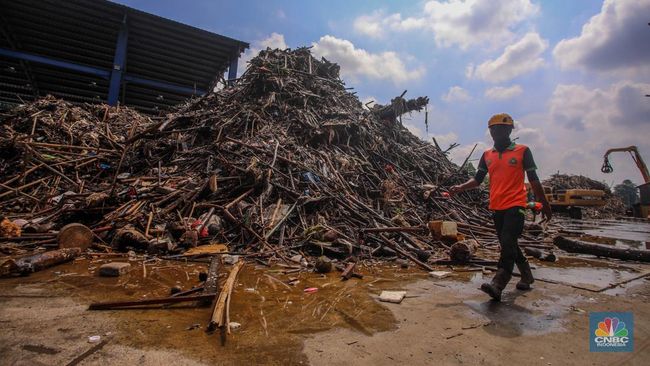 Potret Gunung Sampah 1.500 Ton di Jakarta Selatan