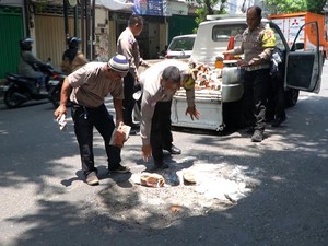 Minimalisasi Kecelakaan, Polisi Tambal Jalan Berlubang di Pantura Pasuruan