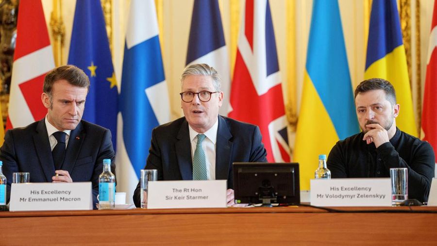 Para pemimpin dan perwakilan negara-negara Eropa, Turki, dan Kanada bergabung dengan Perdana Menteri Inggris Keir Starmer dan Presiden Ukraina Volodymyr Zelenskiy untuk berfoto bersama sebelum pertemuan puncak di London pada hari Minggu (2/2/2025). (NTB/Javad Parsa/via REUTERS)