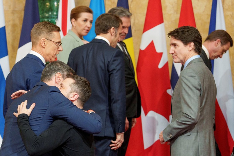Para pemimpin dan perwakilan negara-negara Eropa, Turki, dan Kanada bergabung dengan Perdana Menteri Inggris Keir Starmer dan Presiden Ukraina Volodymyr Zelenskiy untuk berfoto bersama sebelum pertemuan puncak di London pada hari Minggu (2/2/2025). Para pemimpin dan perwakilan negara-negara Eropa, Turki, dan Kanada bergabung dengan Perdana Menteri Inggris Keir Starmer dan Presiden Ukraina Volodymyr Zelenskiy untuk berfoto bersama sebelum pertemuan puncak di London pada hari Minggu (2/2/2025). (NTB/Javad Parsa/via REUTERS)