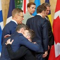 Usai Cekcok dengan Trump, Zelensky Dirangkul & Dipeluk Macron-Trudeau
