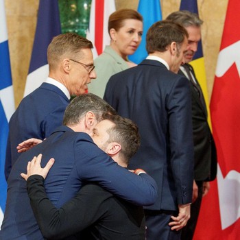 Usai Cekcok dengan Trump, Zelensky Dirangkul & Dipeluk Macron-Trudeau