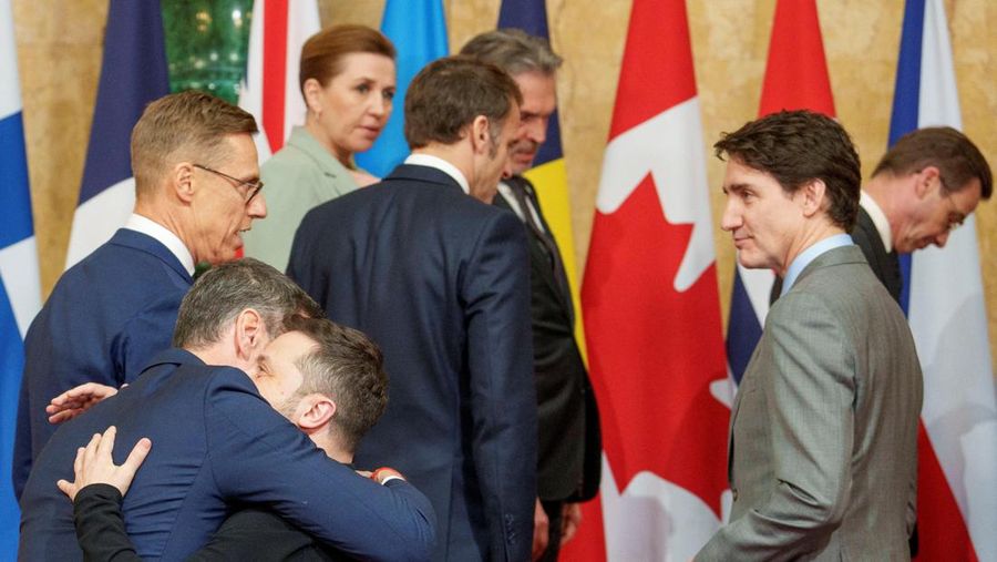 Para pemimpin dan perwakilan negara-negara Eropa, Turki, dan Kanada bergabung dengan Perdana Menteri Inggris Keir Starmer dan Presiden Ukraina Volodymyr Zelenskiy untuk berfoto bersama sebelum pertemuan puncak di London pada hari Minggu (2/2/2025). (NTB/Javad Parsa/via REUTERS)