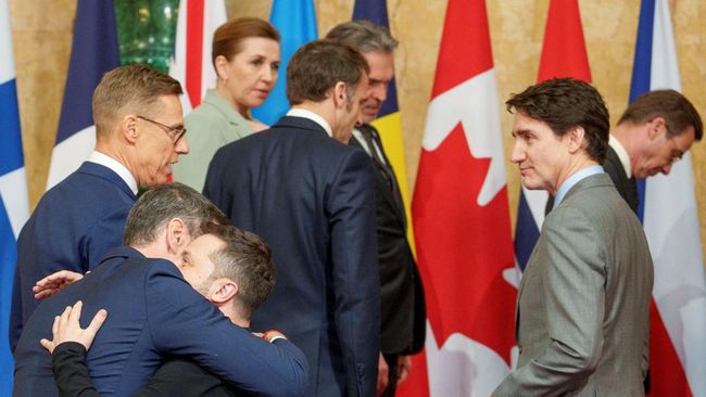 Usai Cekcok dengan Trump, Zelensky Dirangkul dan Dipeluk Macron-Trudeau