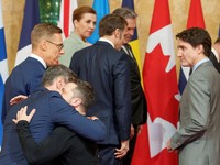 Usai Cekcok dengan Trump, Zelensky Dirangkul & Dipeluk Macron-Trudeau