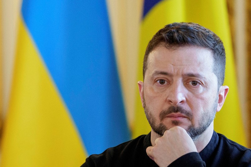 Para pemimpin dan perwakilan negara-negara Eropa, Turki, dan Kanada bergabung dengan Perdana Menteri Inggris Keir Starmer dan Presiden Ukraina Volodymyr Zelenskiy untuk berfoto bersama sebelum pertemuan puncak di London pada hari Minggu (2/2/2025). (NTB/Javad Parsa/via REUTERS)