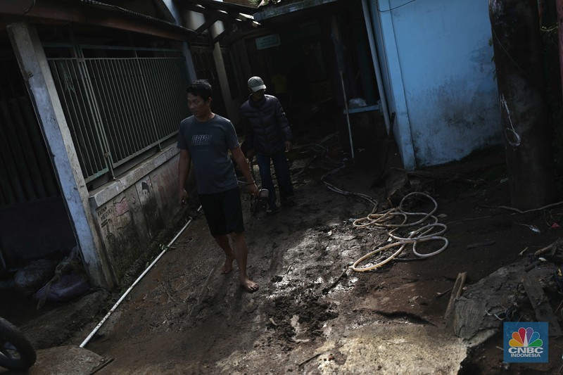 Seorang warga membersihkan rumah dari sisa-sisa banjir bandang di Desa Citeko, Kecamatan Cisarua, Jawa Barat, Senin (3/3/2025). Seorang warga membersihkan rumah dari sisa-sisa banjir bandang di Desa Citeko, Kecamatan Cisarua, Jawa Barat, Senin (3/3/2025). (CNBC Indonesia/Tri Susilo)
