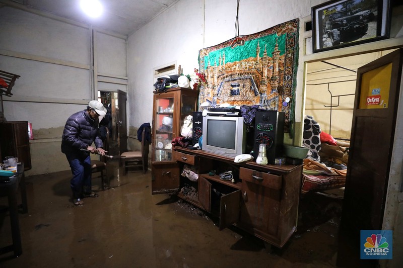 Seorang warga membersihkan rumah dari sisa-sisa banjir bandang di Desa Citeko, Kecamatan Cisarua, Jawa Barat, Senin (3/3/2025). Seorang warga membersihkan rumah dari sisa-sisa banjir bandang di Desa Citeko, Kecamatan Cisarua, Jawa Barat, Senin (3/3/2025). (CNBC Indonesia/Tri Susilo)