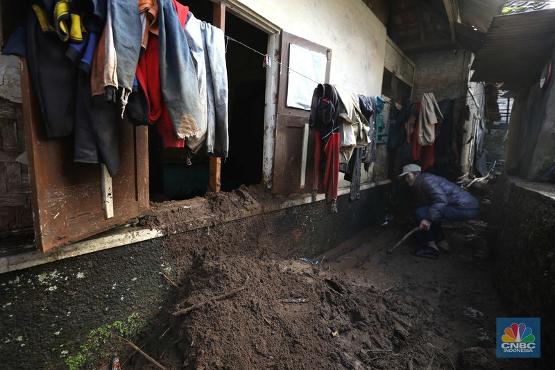 Seorang warga membersihkan rumah dari sisa-sisa banjir bandang di Desa Citeko, Kecamatan Cisarua, Jawa Barat, Senin (3/3/2025). Seorang warga membersihkan rumah dari sisa-sisa banjir bandang di Desa Citeko, Kecamatan Cisarua, Jawa Barat, Senin (3/3/2025). (CNBC Indonesia/Tri Susilo)