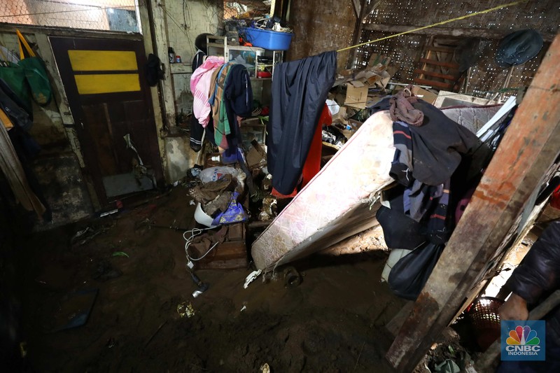 Seorang warga membersihkan rumah dari sisa-sisa banjir bandang di Desa Citeko, Kecamatan Cisarua, Jawa Barat, Senin (3/3/2025). Seorang warga membersihkan rumah dari sisa-sisa banjir bandang di Desa Citeko, Kecamatan Cisarua, Jawa Barat, Senin (3/3/2025). (CNBC Indonesia/Tri Susilo)