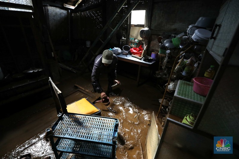 Seorang warga membersihkan rumah dari sisa-sisa banjir bandang di Desa Citeko, Kecamatan Cisarua, Jawa Barat, Senin (3/3/2025). Seorang warga membersihkan rumah dari sisa-sisa banjir bandang di Desa Citeko, Kecamatan Cisarua, Jawa Barat, Senin (3/3/2025). (CNBC Indonesia/Tri Susilo)