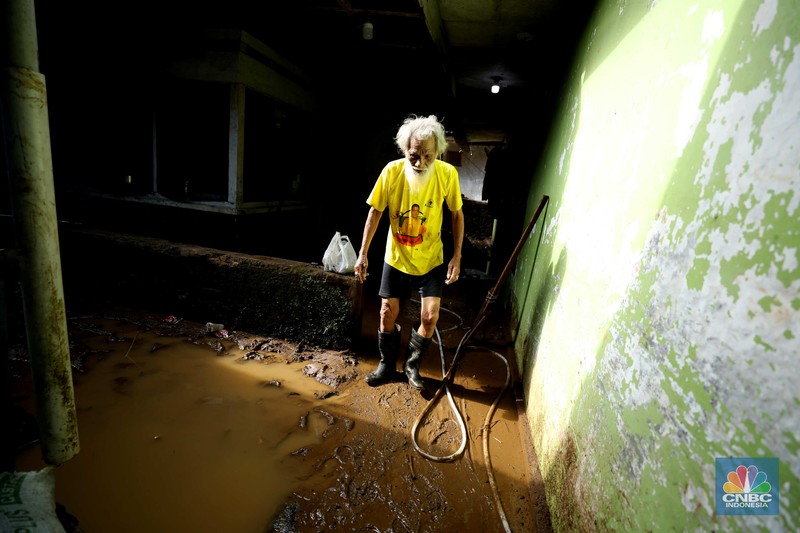 Seorang warga membersihkan rumah dari sisa-sisa banjir bandang di Desa Citeko, Kecamatan Cisarua, Jawa Barat, Senin (3/3/2025). Seorang warga membersihkan rumah dari sisa-sisa banjir bandang di Desa Citeko, Kecamatan Cisarua, Jawa Barat, Senin (3/3/2025). (CNBC Indonesia/Tri Susilo)