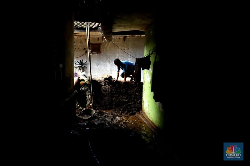 Seorang warga membersihkan rumah dari sisa-sisa banjir bandang di Desa Citeko, Kecamatan Cisarua, Jawa Barat, Senin (3/3/2025). Seorang warga membersihkan rumah dari sisa-sisa banjir bandang di Desa Citeko, Kecamatan Cisarua, Jawa Barat, Senin (3/3/2025). (CNBC Indonesia/Tri Susilo)