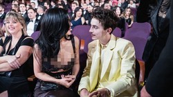 Gaya Mengejutkan Timothee Chalamet di Oscar, Disamakan dengan Curious George