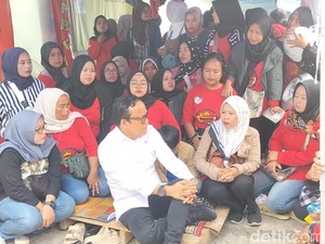 Wamenaker Dengar Keluhan Karyawan Pabrik Bulu Mata di Garut: Status Digantung