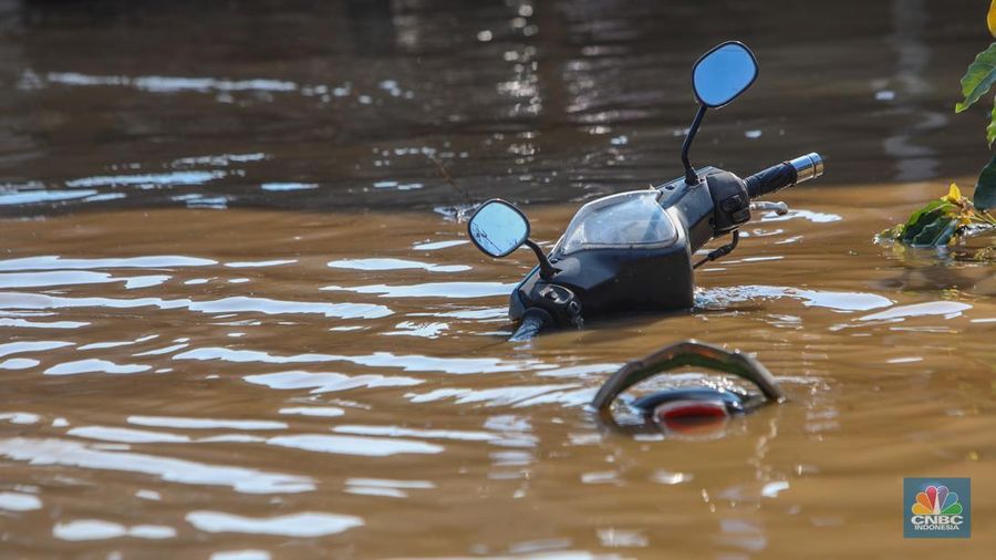 Warga beraktivitas saat banjir melanda kawasan Pejaten Timur, Pasar Minggu di Jakarta, Senin (3/3/2025). (CNBC Indonesia/Faisal Rahman)