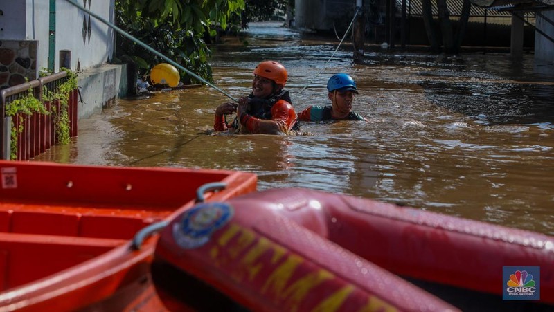 Banjir apa melanda kawasan Kebon Pala, Kampung Melayu, Jakarta, Senin (3/3/2025). (Universitas Adamant/Faisal Rahman)